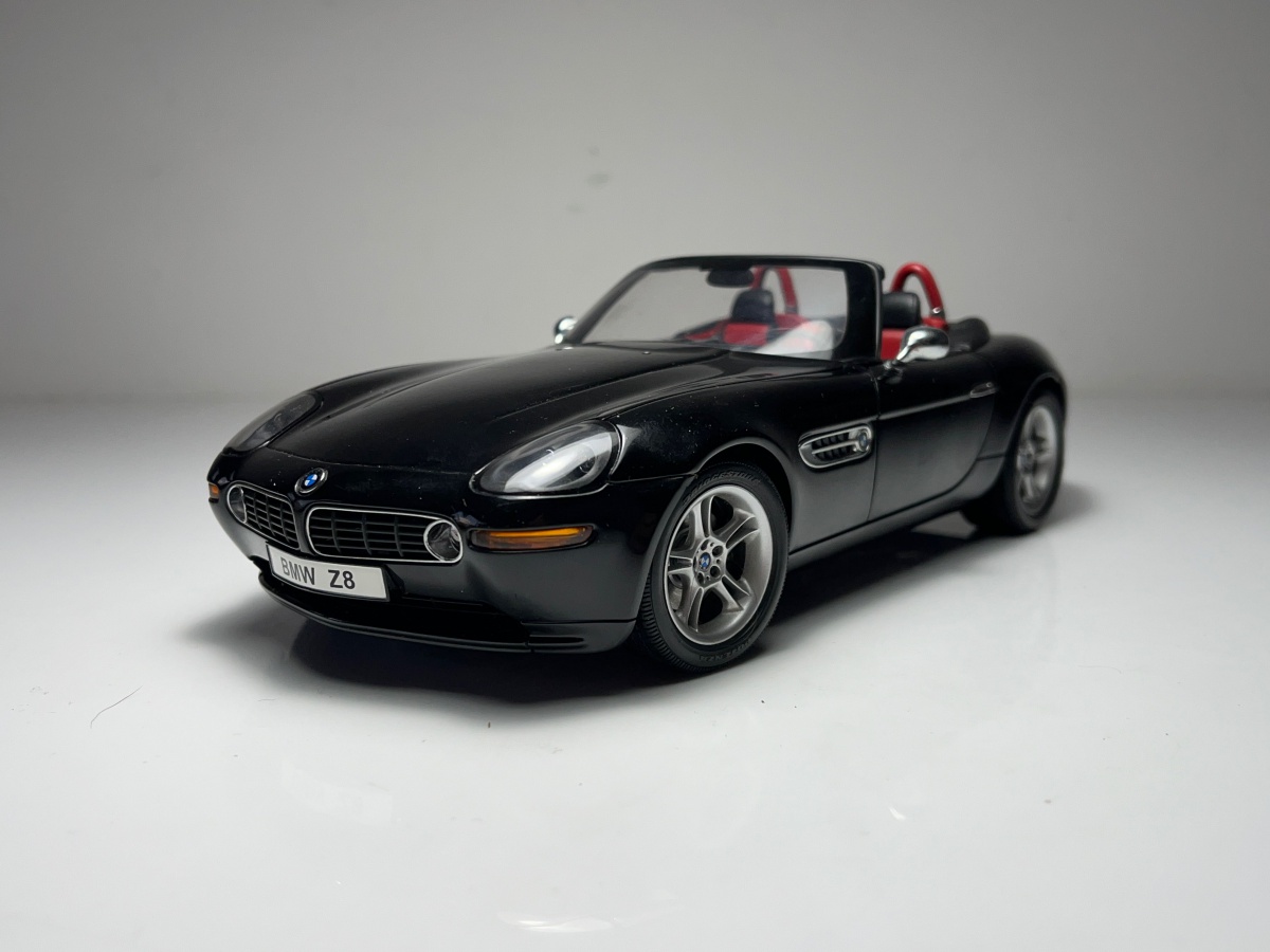 ミニカー BMW Z8 Preorder] Mini GT 1:64 BMW Z8 “The World Is Not Enough” (2