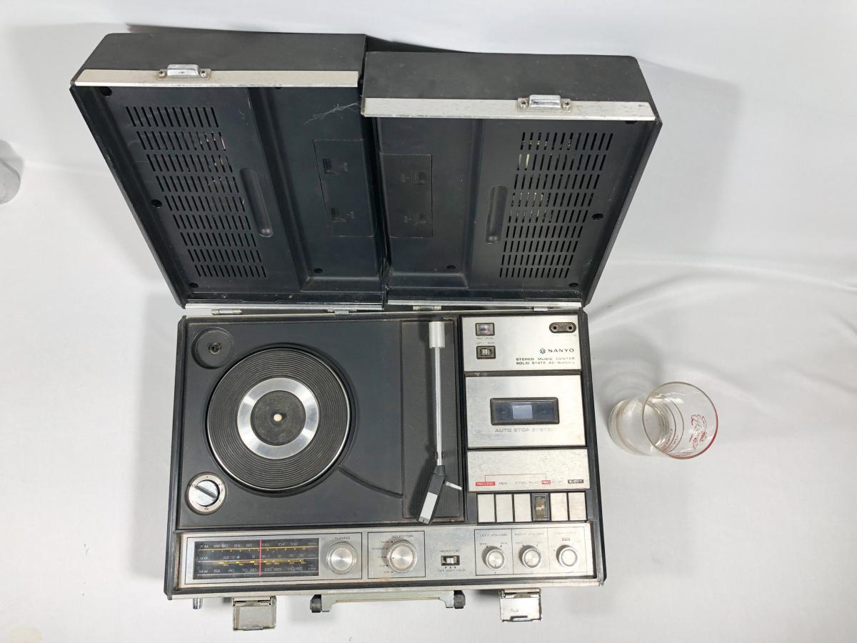 SANYO P6-120MPN 3本 SANYO ANOS 70 - Antigo Toca-discos portátil (maleta) Sa
