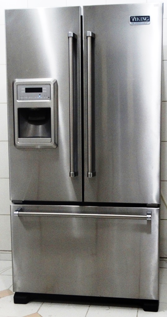 Geladeira Viking Profissional de Aço Inox. Mede 91 x 73