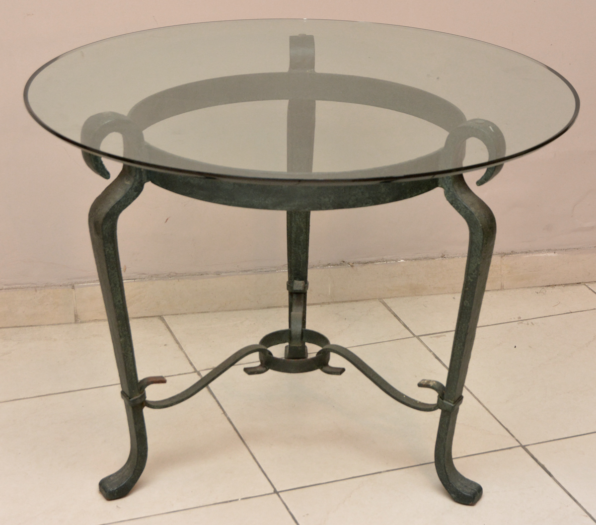 Mesa de jardim executada em ferro fundido e patinado em