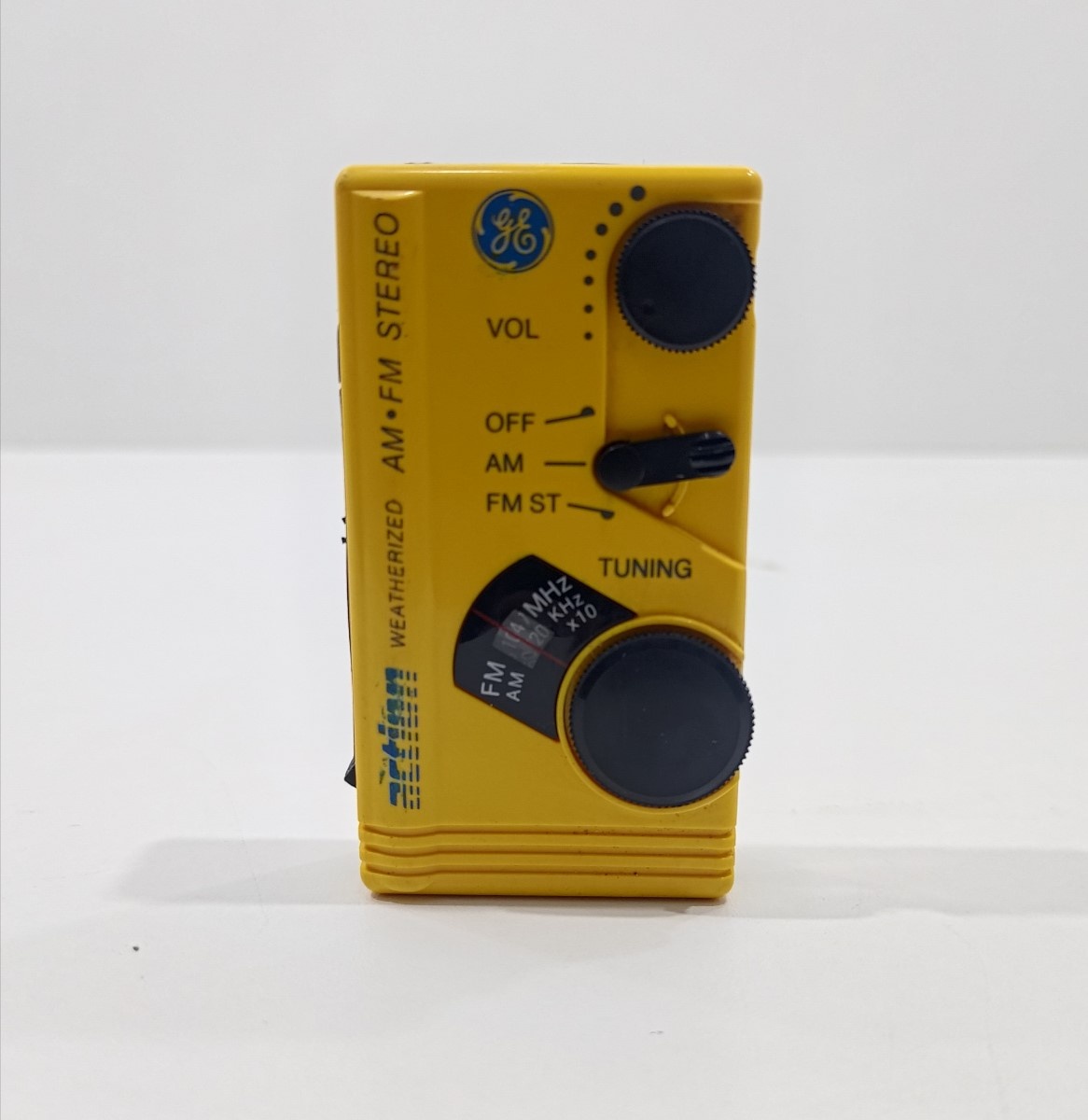 Antigo Mini Rádio Portátil AM/FM, Marca GE, Modelo 7-19