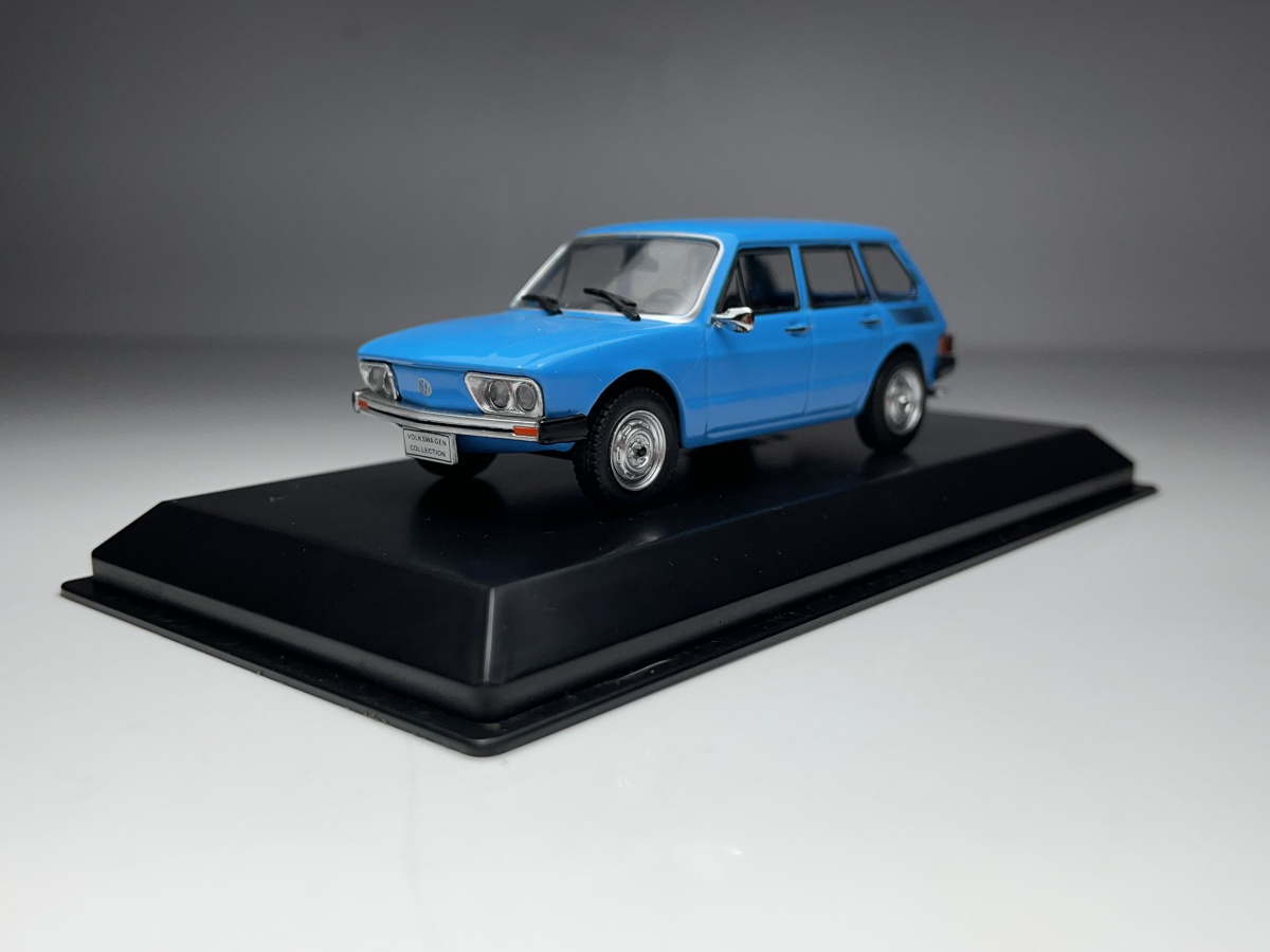 Volkswagen Brasilia 4 Portas Azul Claro - Ixo Escala 1