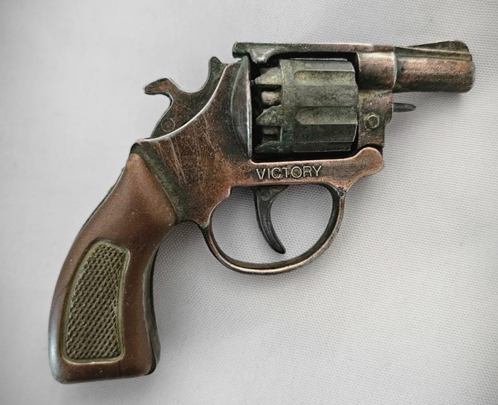 BRINQUEDO - Revolver em metal da marca Victory 8 Shots