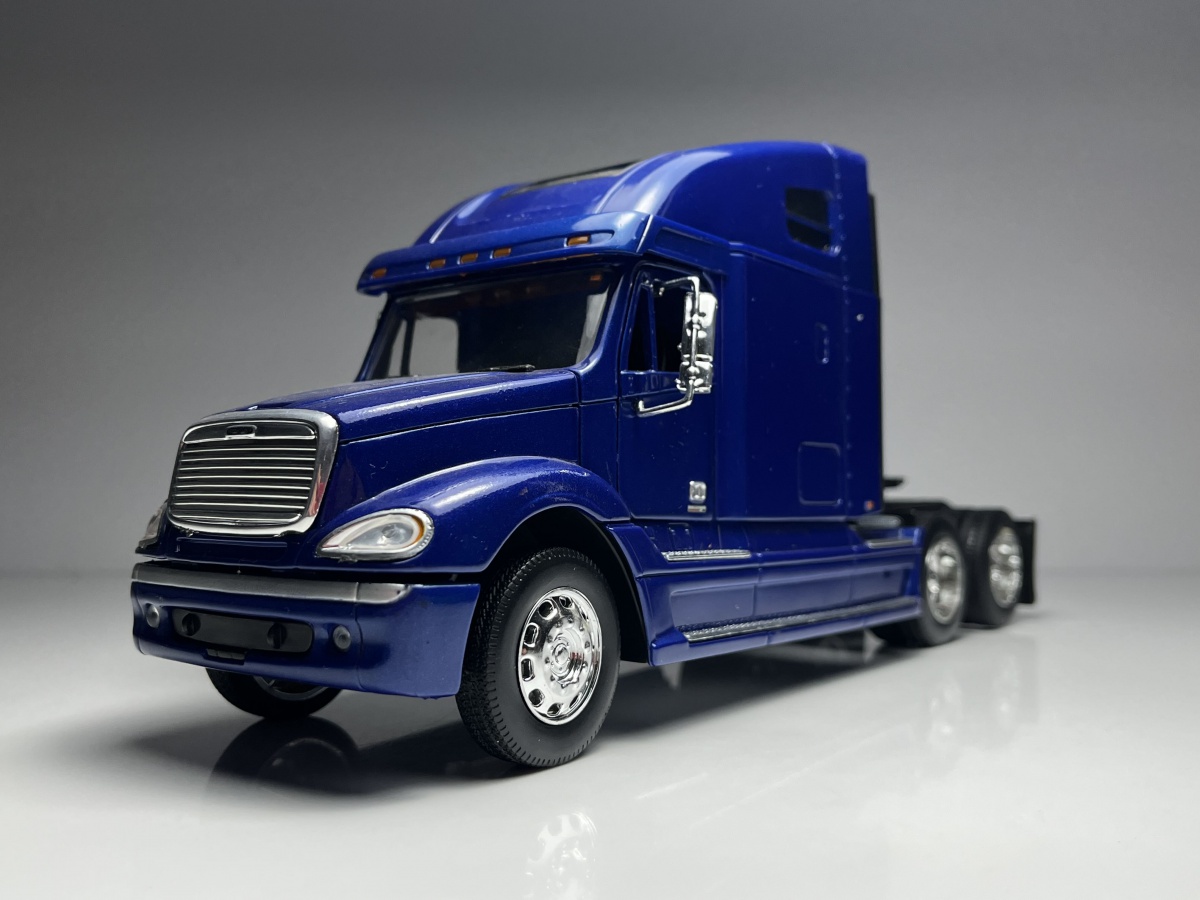Freightliner Columbia Azul Escuro - Welly Escala 1/32 m display picture 1