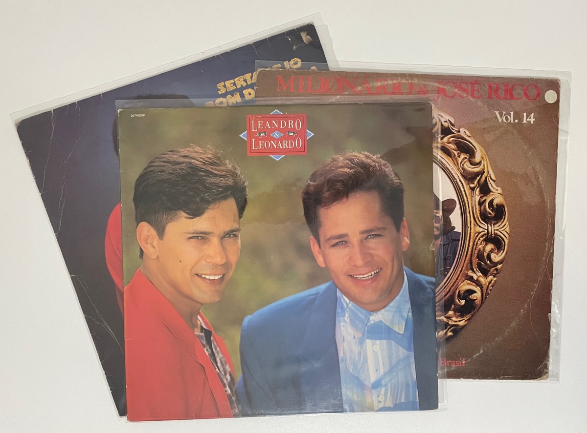 3 LPs de Musica Sertaneja, Sendo: 1) Leandro & Leonard