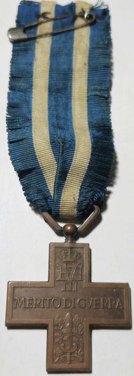 Itália - Antiga medalha "Cruz de Mérito de Guerra - Segunda Guerra Mundial". Versão Tipo II, fabricada durante o período de Guerra, e concedida inclusive para os combatentes da FEB e FAB.
