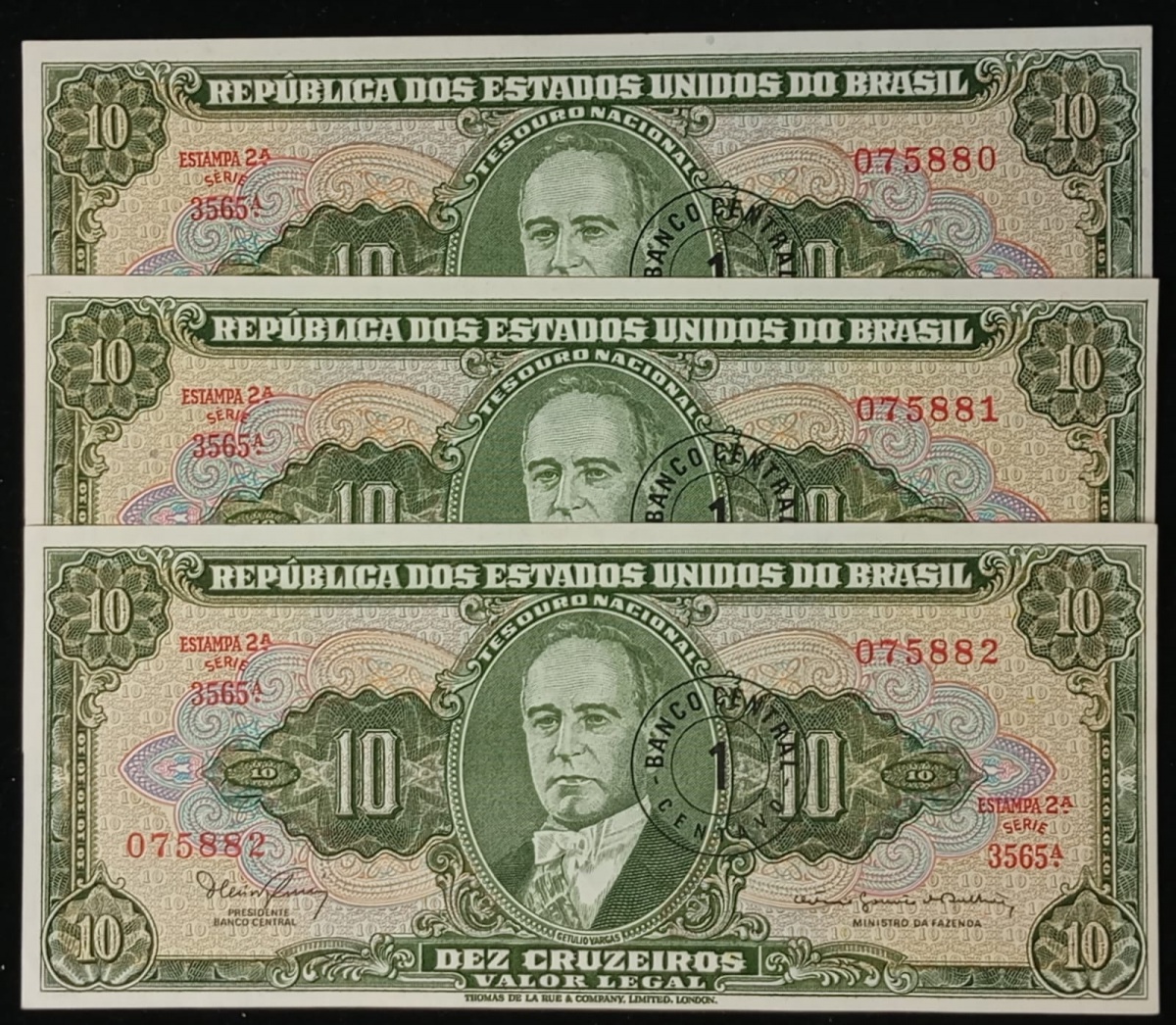 Brasil - Seleção de 3 cédulas no valor de 10 Cruzeiros, Getúlio Vargas com carimbo de 1 centavo, Thomas de la Rue em ótimo estado de conservação. Cédulas nunca circuladas com levíssimas marcas de dobra central.
