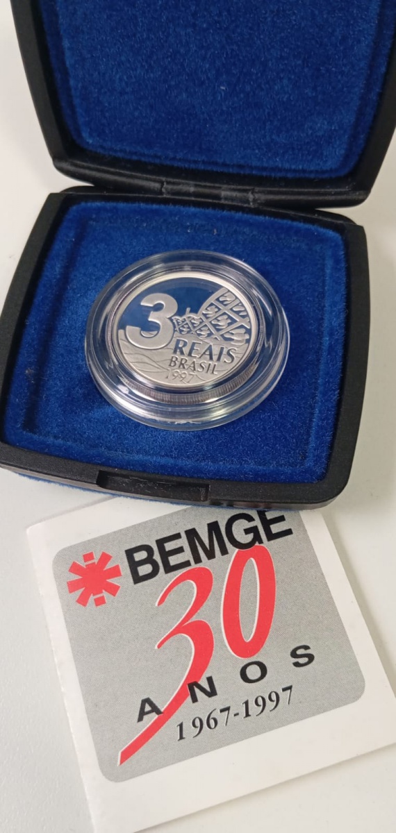 Brasil 1997 - Moeda de prata comemorativa de 3 Reais, Belo Horizonte em estojo especial lacrada em blister original e certificado original. Edição ESPECIAL limitadíssima comemorativa dos 30 anos do Banco BEMGE. Moeda em ...