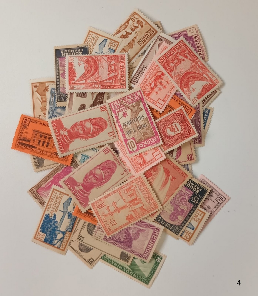 Colônias Francesas - Seleção de 50 selos comemorativos antigos das colônias Francesas, sem carimbo e com goma perfeita com mínimas repetições.