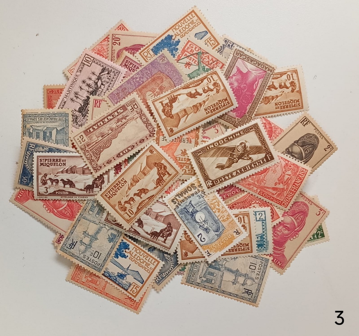 Colônias Francesas - Seleção de 50 selos comemorativos antigos das colônias Francesas, sem carimbo e com goma perfeita com mínimas repetições.
