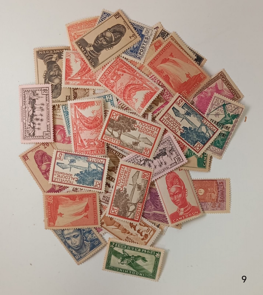 Colônias Francesas - Seleção de 50 selos comemorativos antigos das colônias Francesas, sem carimbo e com goma perfeita com mínimas repetições.