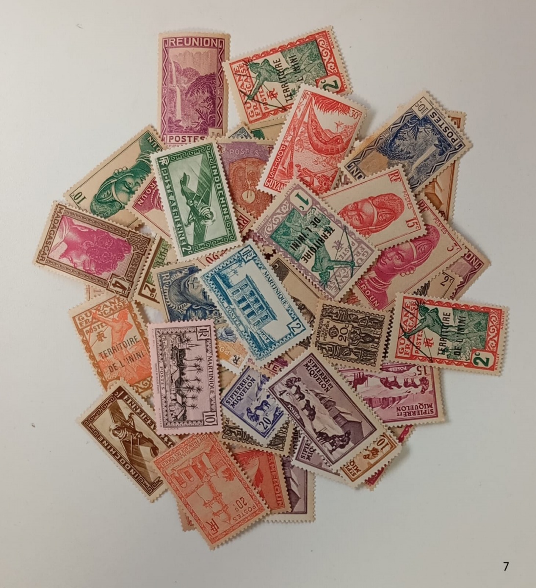 Colônias Francesas - Seleção de 50 selos comemorativos antigos das colônias Francesas, sem carimbo e com goma perfeita com mínimas repetições.