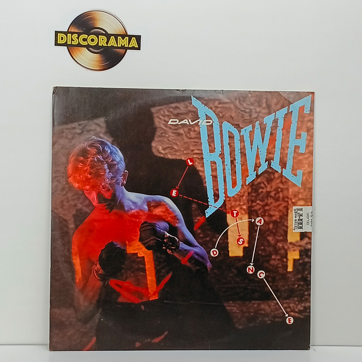 DAVID BOWIE  -  LET`S DANCE  -  POSSUI ENCARTE  -  ASPECTO DO DISCO: EXCELENTE  /  ASPECTO DA CAPA: EXCELENTE  -  1983  -  LP DISCO DE VINIL (Verifique com atenção as imagens deste lote e entre em contato conosco até um ...
