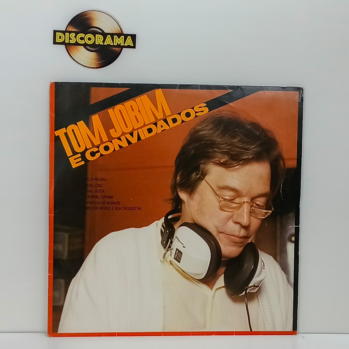 TOM JOBIM  -  TOM JOBIM E CONVIDADOS  -  ASPECTO DO DISCO: VG+  /  ASPECTO DA CAPA: VG+ (DISCRETA AVARIA NA ABERTURA)  -  1985  -  LP DISCO DE VINIL (Verifique com atenção as imagens deste lote e entre em contato ...