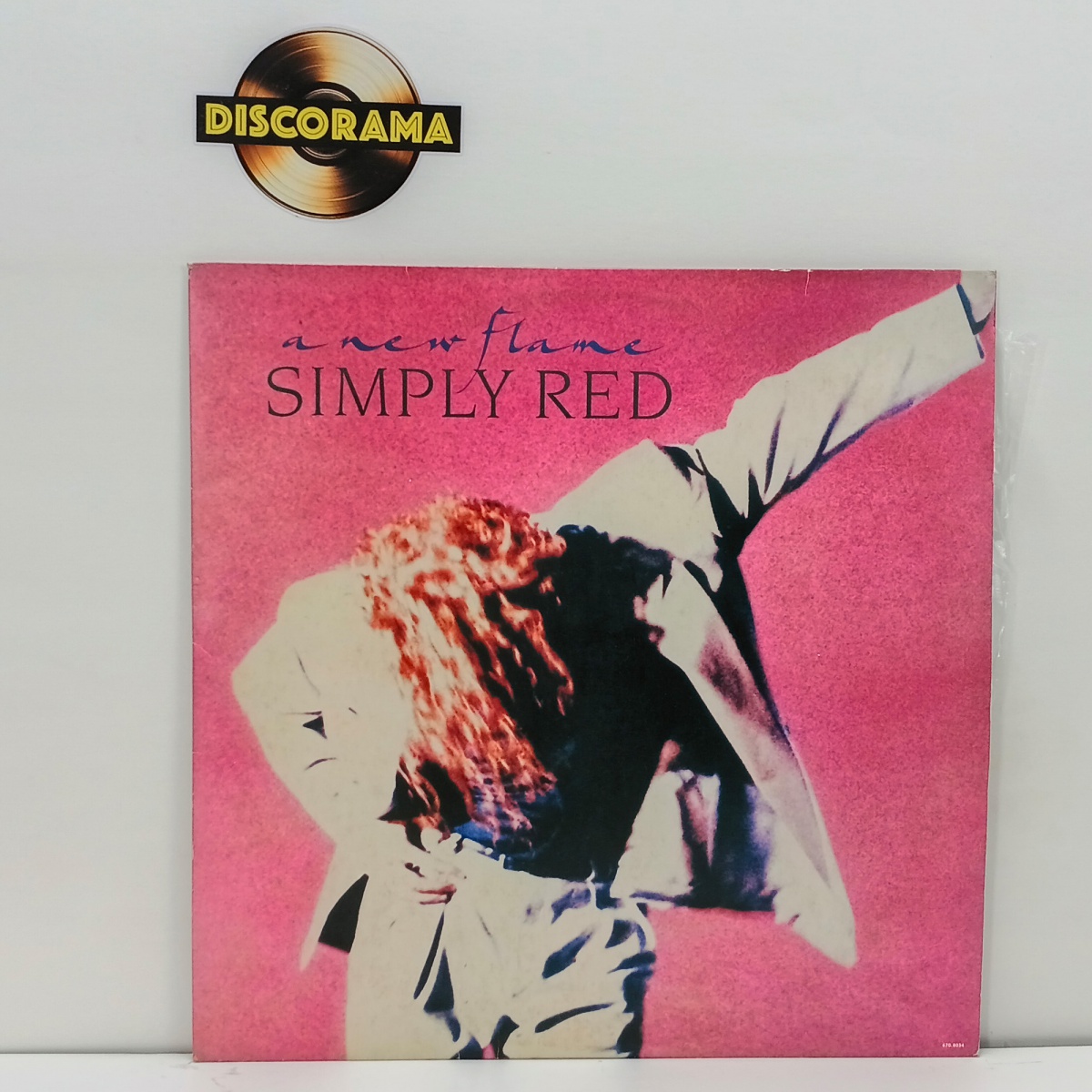 SIMPLY RED  -  A NEW FLAME  -  POSSUI ENCARTE  -  ASPECTO DO DISCO: EXCELENTE  /  ASPECTO DA CAPA: EXCELENTE  -  1989  -  LP DISCO DE VINIL (Verifique com atenção as imagens deste lote e entre em contato conosco até um ...