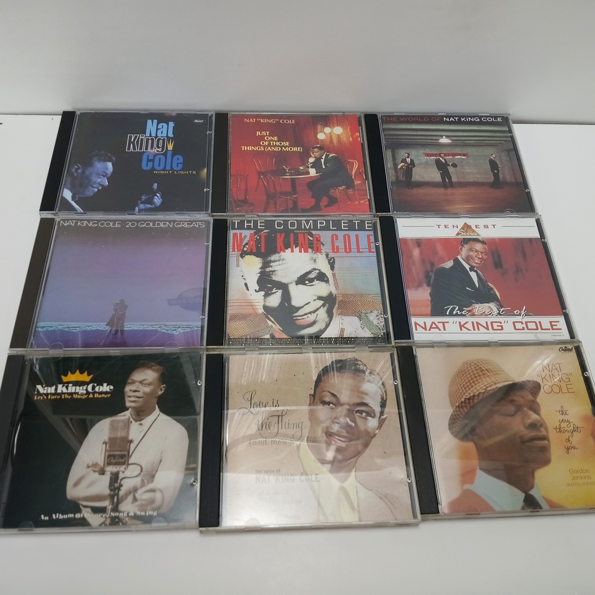 LOTE COM 10 CDS DE NAT KING COLE  -  CDS COMPACT DISCS (Verifique com atenção as imagens deste lote e entre em contato conosco até um dia útil antes do leilão, se houver dúvidas. Atenção: os cds não são testados e são ...
