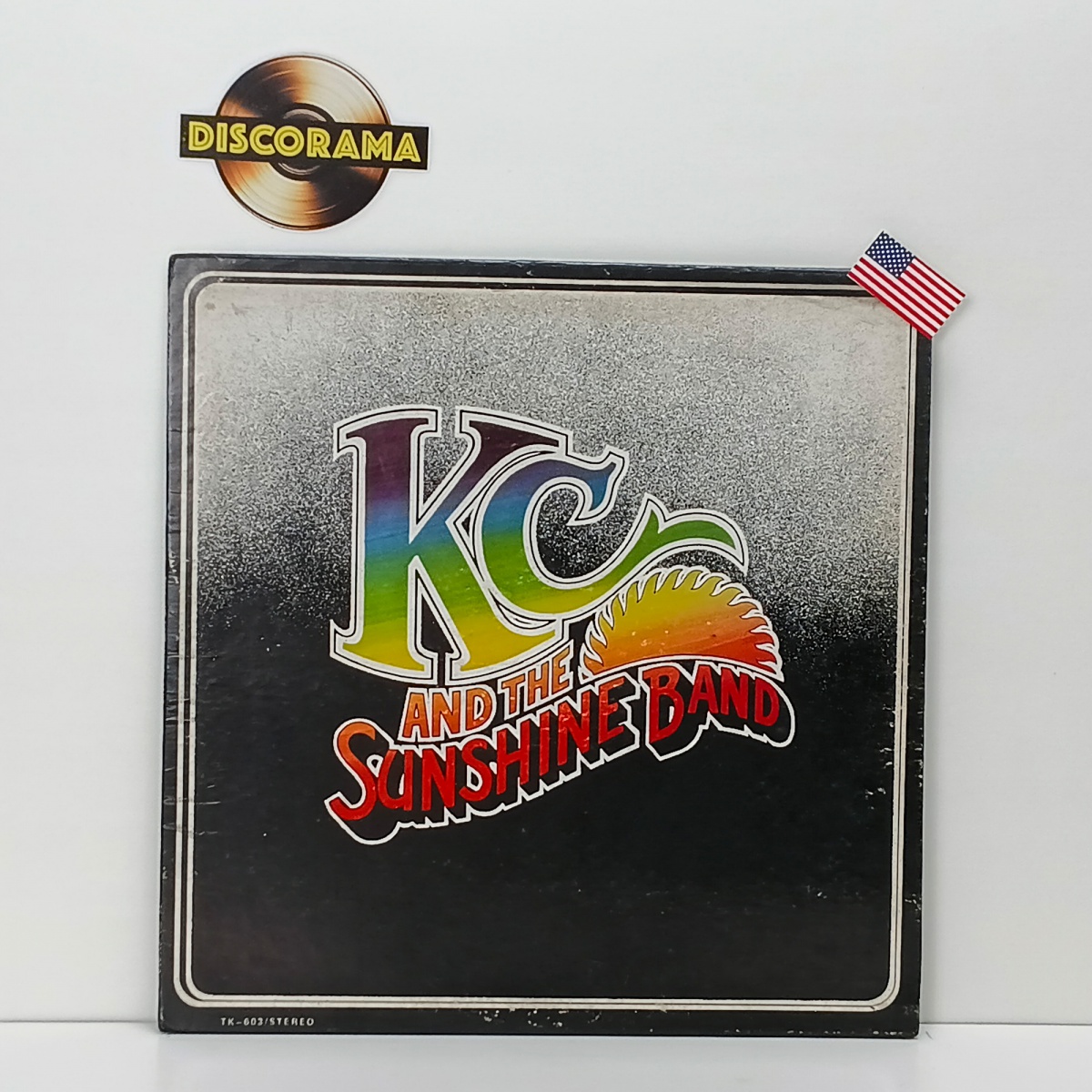 K.C. AND THE SUNSHINE BAND  -  K.C. AND THE SUNSHINE BAND  -  IMPORTADO (EUA)  -  ASPECTO DO DISCO: VG+ (POSSUI PEQUENO ARRANHADO ENTRE AS FAIXAS 3 E 4 DO LADO 2)  /  ASPECTO DA CAPA: VG+ (POSSUI DISCRETA AVARIA NA ...