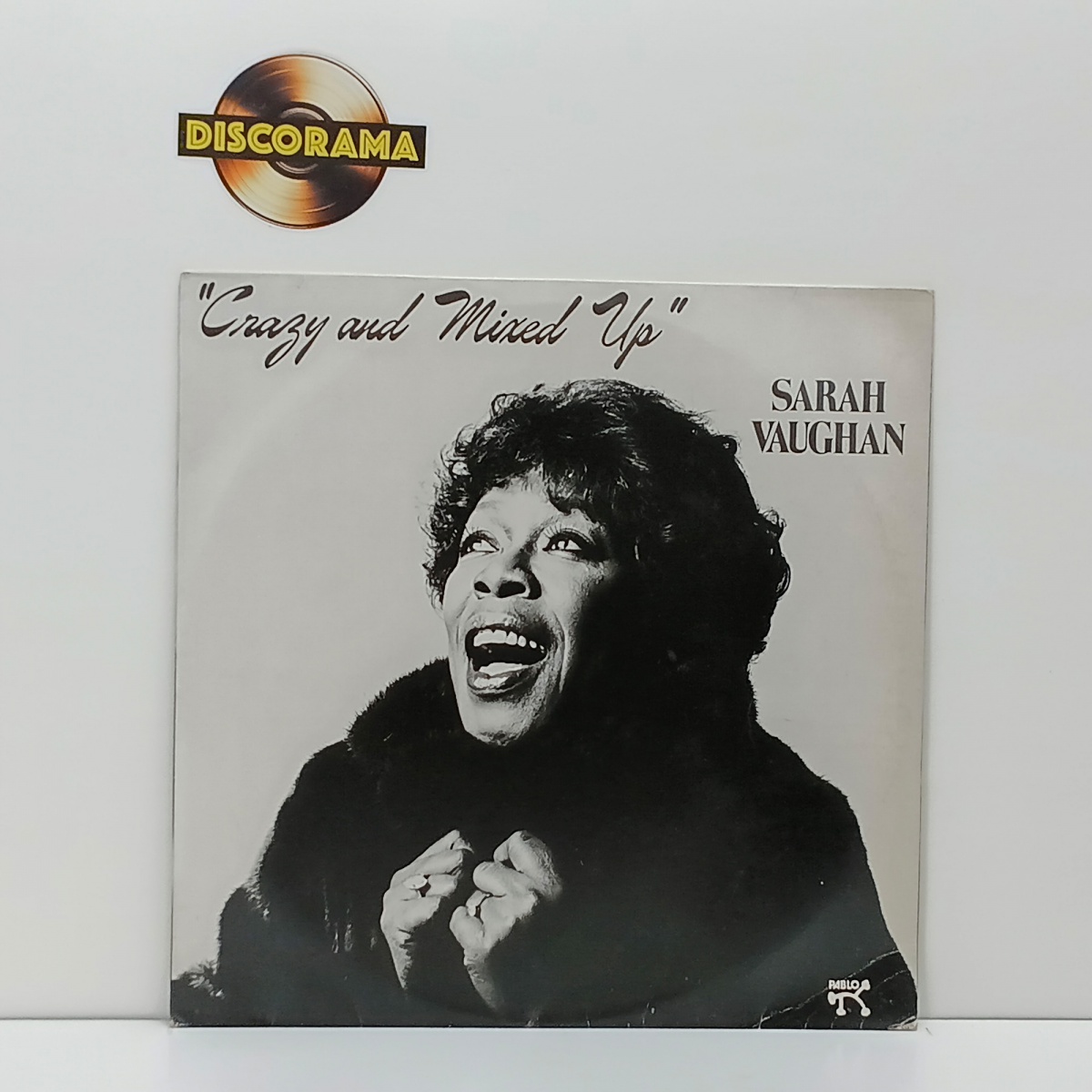 SARAH VAUGHAN  -  CRAZY AND MIXED UP  -  ASPECTO DO DISCO: EXCELENTE  /  ASPECTO DA CAPA: VG+  -  1983  -  LP DISCO DE VINIL (Verifique com atenção as imagens deste lote e entre em contato conosco até um dia útil antes ...