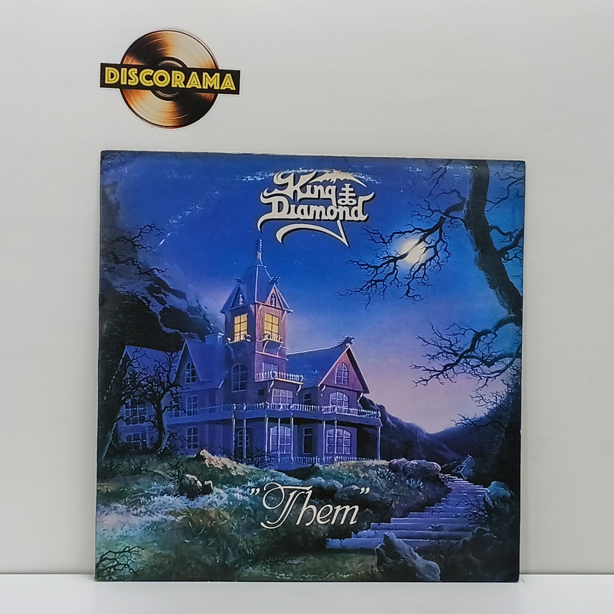 KING DIAMOND  -  THEM  -  POSSUI ENCARTE  -  ASPECTO DO DISCO: EXCELENTE  /  ASPECTO DA CAPA: VG+/EXCELENTE  -  1988  -  LP DISCO DE VINIL (Verifique com atenção as imagens deste lote e entre em contato conosco até um ...