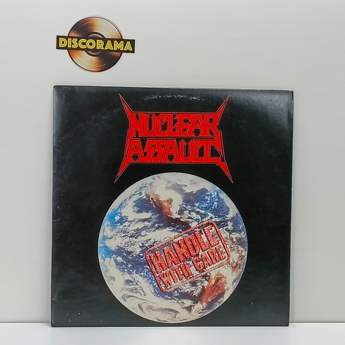 NUCLEAR ASSAULT  -  HANDLE WITH CARE  -  POSSUI ENCARTE  -  ASPECTO DO DISCO: EXCELENTE  /  ASPECTO DA CAPA: EXCELENTE  -  1990  -  LP DISCO DE VINIL (Verifique com atenção as imagens deste lote e entre em contato ...