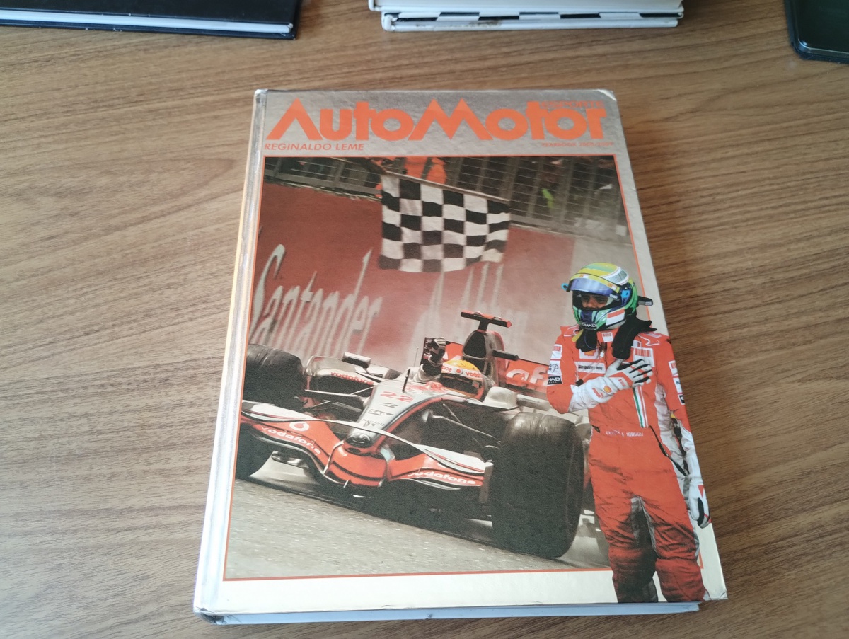 Lote composto por MAGNÍFICO livro "Automotor Esporte Yearbook 2008/2009", escrito por Reginaldo Leme, é uma obra de referência para fãs e profissionais do automobilismo.Com ampla cobertura dos principais ...