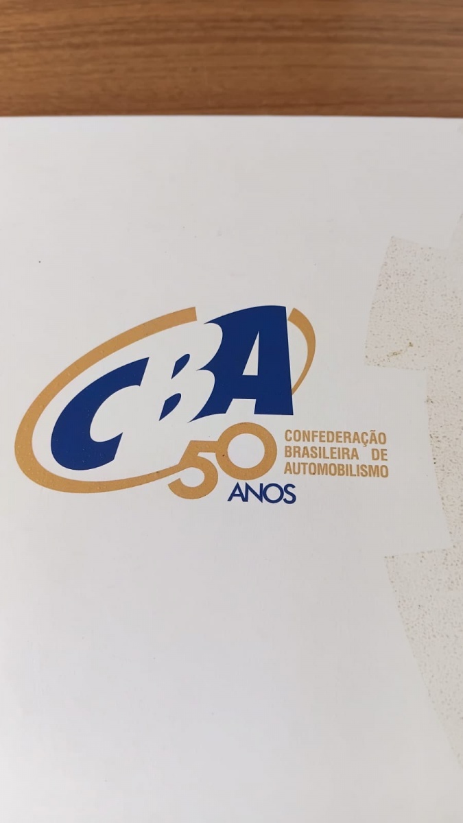 Lote composto por MAGNÍFICO livro "50 anos da CBA - Confederação Brasileira de Automobilismo" que conta a trajetória e a história oficial do esporte a motor no Brasil, celebrando cinco décadas da ...