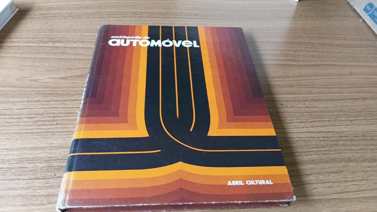 Lote composto por MAGNÍFICO livro "Enciclopédia do Automóvel",no formato capa dura, tamanho grande 24x30 , com 220 páginas e edição amplamente ilustrada. Se necessário solicitar mais fotos, vídeos ou perguntas ...