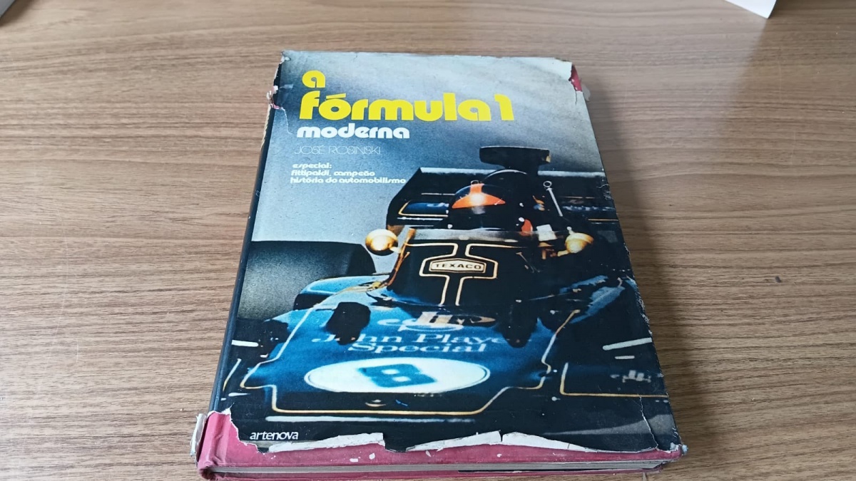 Lote composto por MAGNÍFICO livro "A Formula 1 Moderna",no formato capa dura, tamanho grande 29x22, com 258 páginas . Se necessário solicitar mais fotos, vídeos ou perguntas para análise . Lembre-se de ...