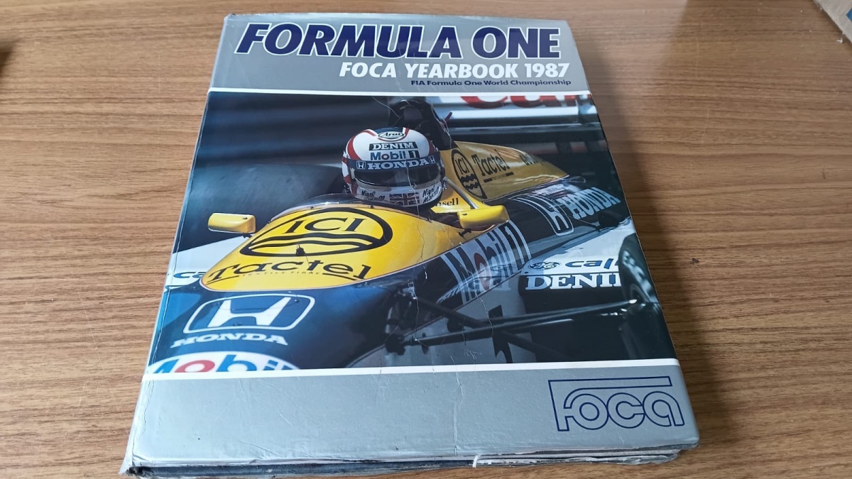 Lote composto por MAGNÍFICO livro "Formula One 1987",FIA FORMULA ONE WORLD CHAMPIONSHIP,BELÍSSIMO LIVRO SOBRE O CAMPEONATO MUNDIAL DE 1987FOTOS MARAVILHOSAS, INCLUINDO VÁRIAS DE AYRTON SENNA EM INÍCIO DE ...