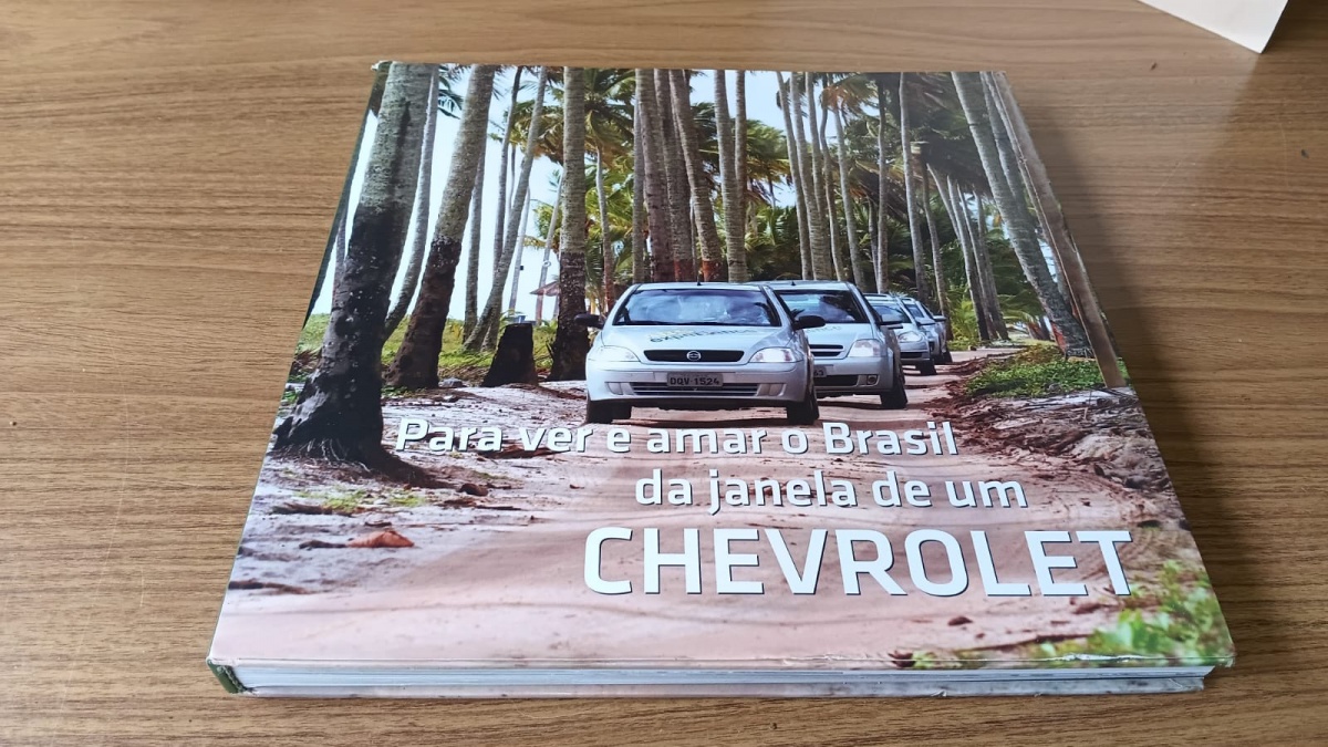 Lote composto por MAGNÍFICO livro ""Para ver e amar o Brasil da janela de um Chevrolet" remete ao clássico jingle de Zé Rodrix, que embalou o icônico comercial de 1987. A música eternizou o famoso verso: ...