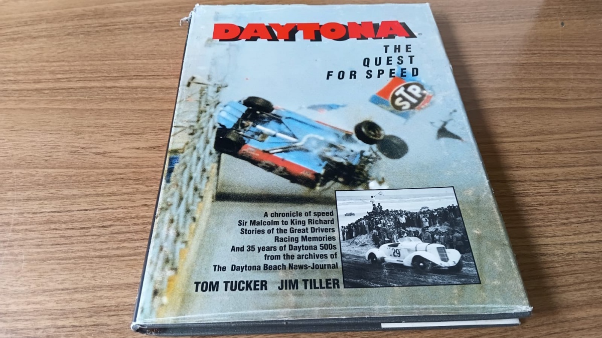 Lote composto por MAGNÍFICO livro "Daytona",no formato capa dura, tamanho grande 31x24 , com 163 páginas é umLivro de história do automobilismo de 1994 publicado pelo The Daytona Beach News-JournalEscrita por ...