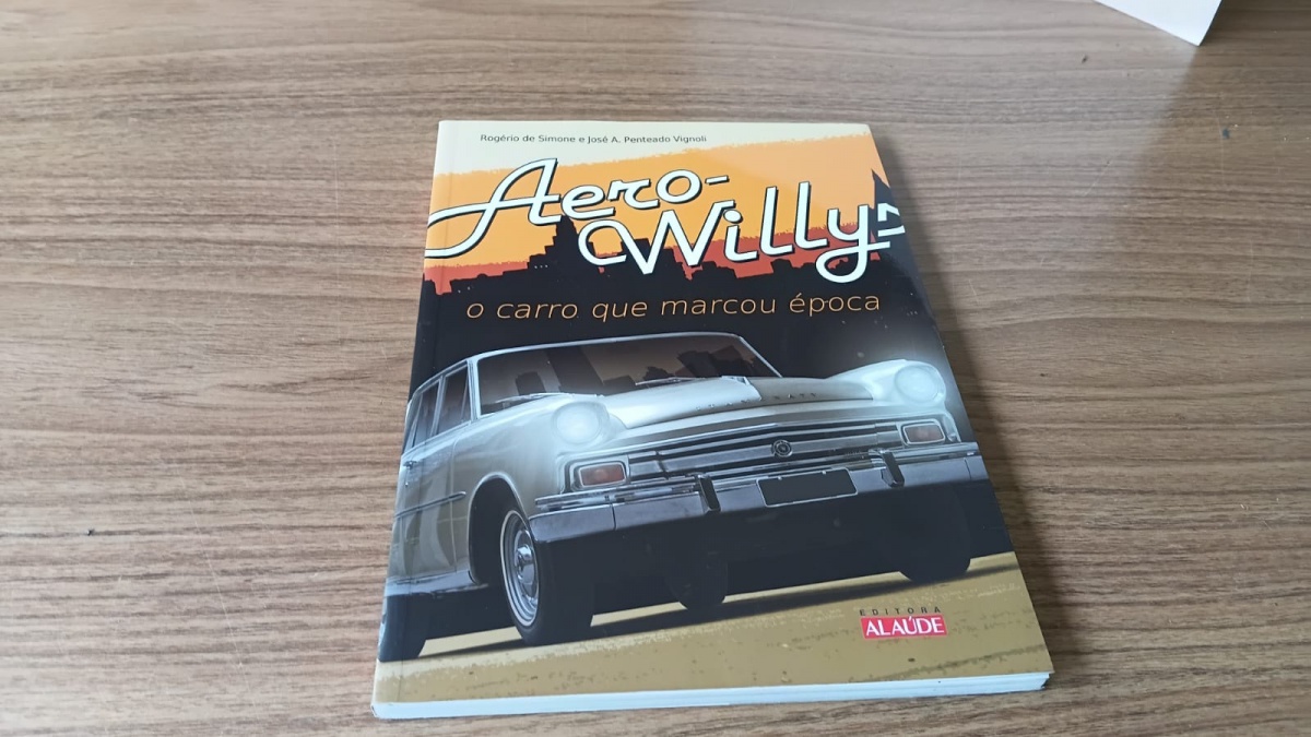 Lote composto por MAGNÍFICO livro "Aero Willis o carro que marcou época",tamanho grande 25x19 , com 158 páginas e versa sobre o Aero-Willys, sedã de grande porte fabricado no Brasil entre 1960 e 1971, destaca-se ...