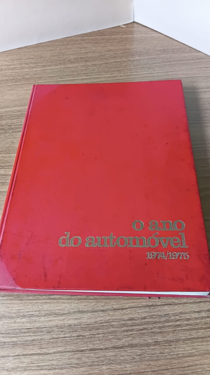 Lote composto por MAGNÍFICO livro "O ano do automóvel 1974/1975",no formato capa dura, tamanho grande 24x32 , com 232 páginas e edição amplamente ilustrada. Se necessário solicitar mais fotos, vídeos ou ...