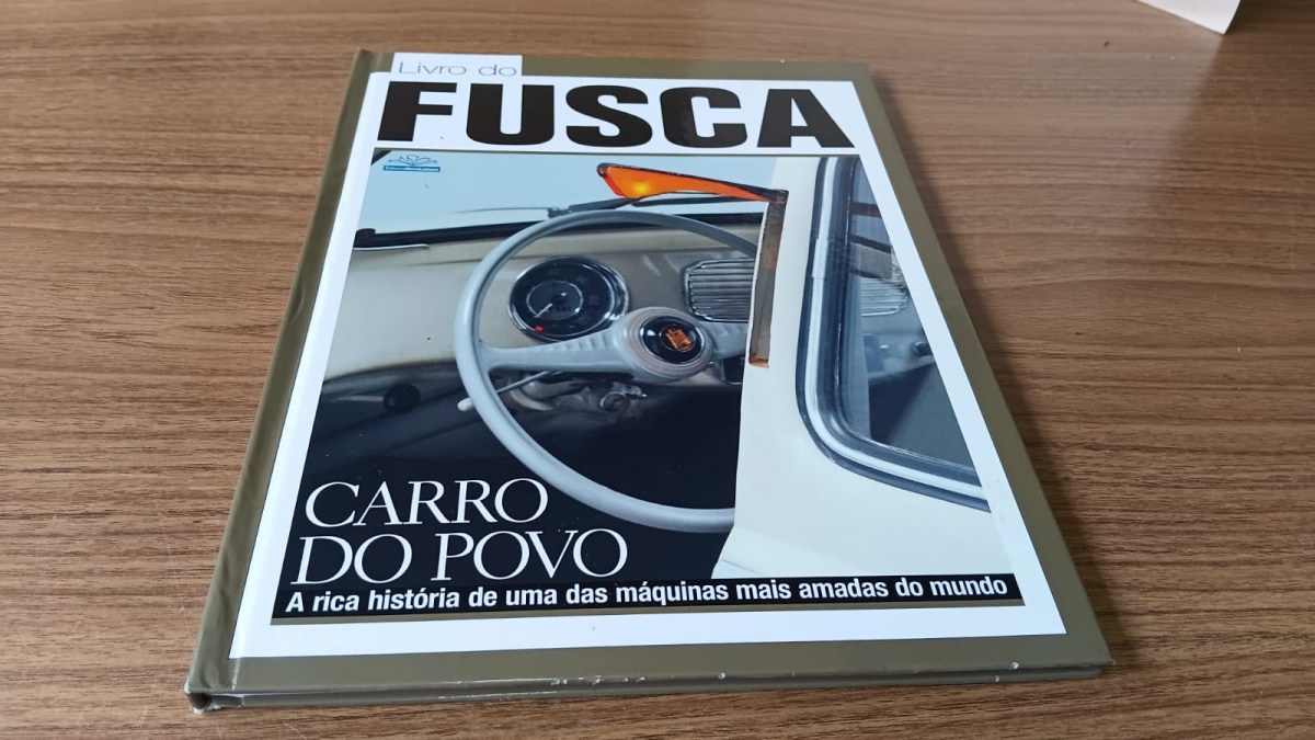 Lote composto por "O livro do fusca",no formato capa dura, tamanho grande 29x21 , com 100 páginas e edição amplamente ilustrada, conta a rica história de uma das máquinas mais amadas do mundo. Se necessário ...