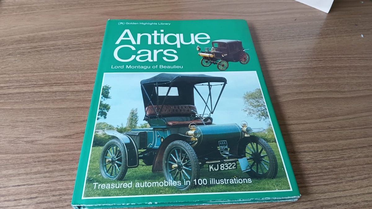 Lote composto por Livro de automobilismo "Antiques Cars",no formato capa dura, tamanho grande 30x22 , com 80 páginas e edição amplamente ilustrada Se necessário solicitar mais fotos, vídeos ou perguntas para ...