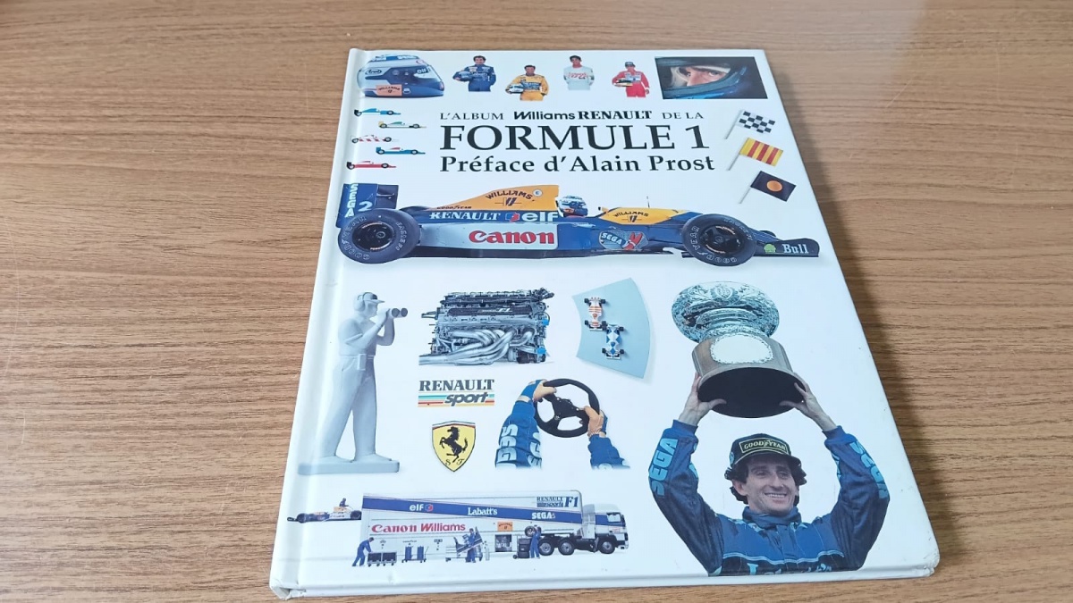 Lote composto por MAGNÍFICO livro "Formule 1" com prefácio de  Alain Prost",no formato capa dura, tamanho grande 29x21 , com 64 páginas e edição amplamente ilustrada sobre a equipe da Willians Renault. Se ...