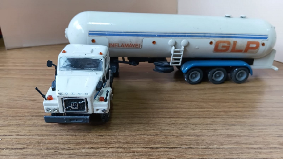 Lote composto por antigo Caminhão Tanque Volvo fabricado pela Arpra na escala 1/50! Se necessário solicitar mais fotos, vídeos ou perguntas para análise . Lembre-se de questionar sobre todas as dúvidas até o dia ...