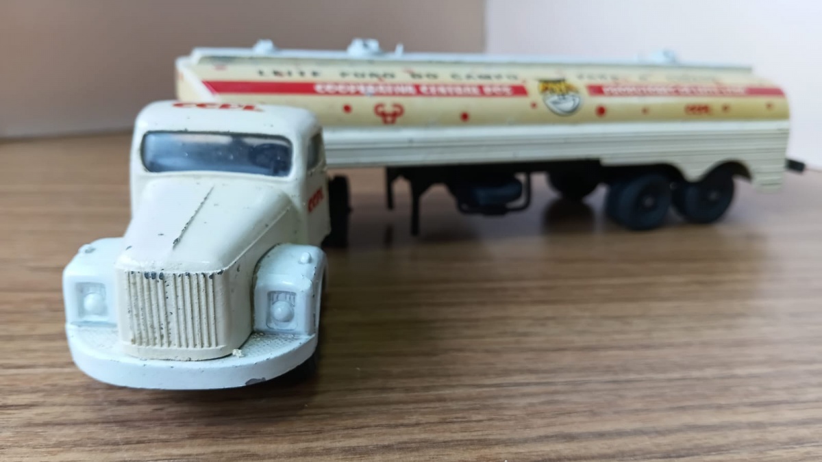 Lote composto por antigo Caminhão "CCPL" antiga cooperativa de leite, modelo Scania Vabis fabricado pela Juê na escala 1/50! Se necessário solicitar mais fotos, vídeos ou perguntas para análise . Lembre-se de ...