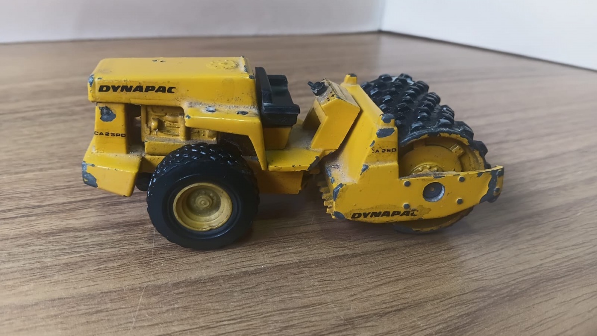 Lote composto por antigo Trator Dynapac compactador fabricado pela Arpra na escala 1/50! Se necessário solicitar mais fotos, vídeos ou perguntas para análise . Lembre-se de questionar sobre todas as dúvidas até o dia ...