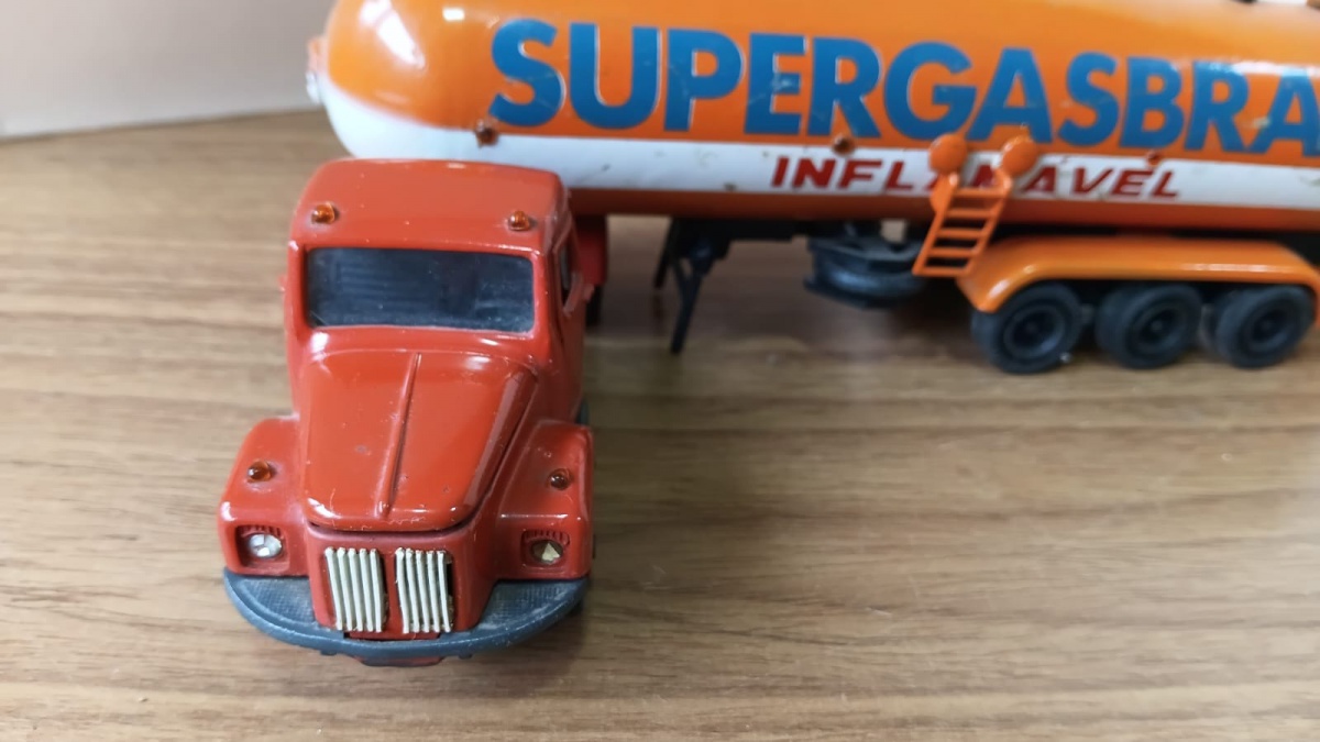 Lote composto por antigo Caminhão Tanque Scania L110 fabricado pela Arpra na escala 1/50! Se necessário solicitar mais fotos, vídeos ou perguntas para análise . Lembre-se de questionar sobre todas as dúvidas até o dia ...