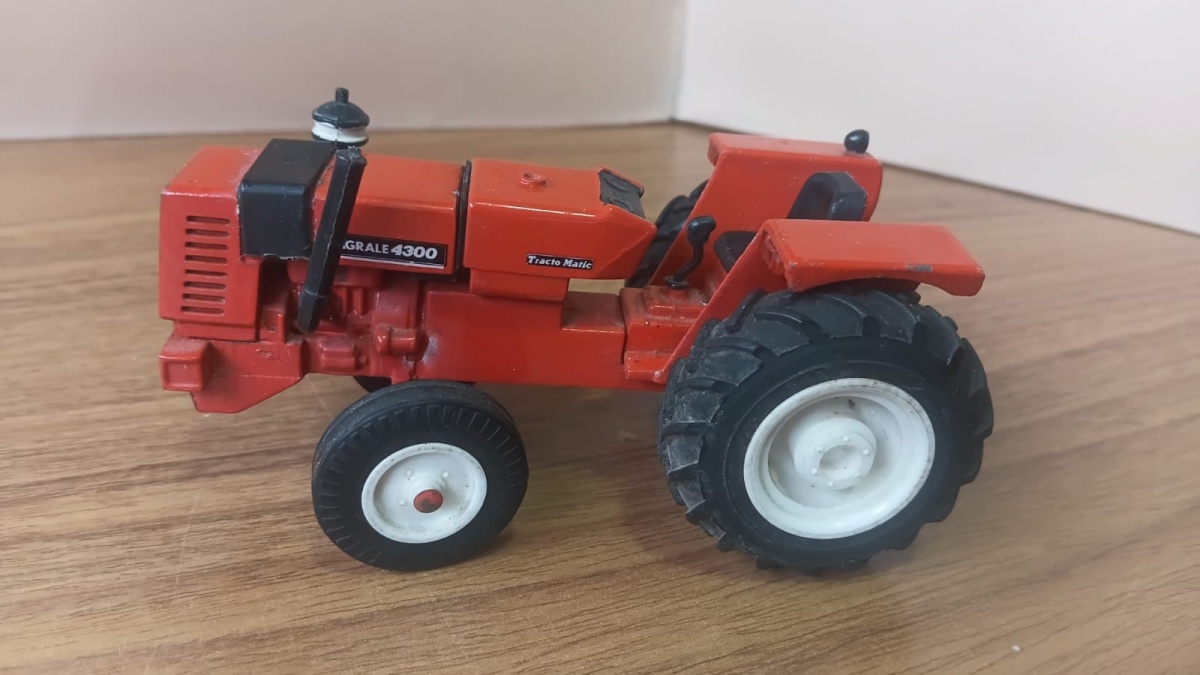 Lote composto por antigo trator Agrale 4300 fabricado pela Arpra na escala 1/25! Se necessário solicitar mais fotos, vídeos ou perguntas para análise . Lembre-se de questionar sobre todas as dúvidas até o dia anterior ...