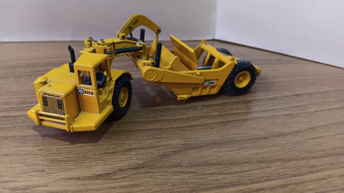 Lote composto por antigo trator Caterpillar fabricado pela Joal na escala 1/50 nos anos 80! Se necessário solicitar mais fotos, vídeos ou perguntas para análise . Lembre-se de questionar sobre todas as dúvidas até o dia ...