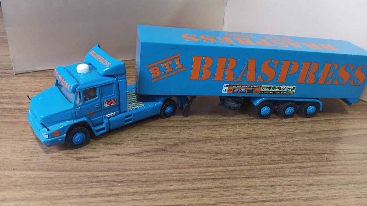 Lote composto por antigo Caminhão Mercedes Bens L113 "Braspress" fabricado pela Arpra na escala 1/50! Se necessário solicitar mais fotos, vídeos ou perguntas para análise . Lembre-se de questionar sobre todas as ...