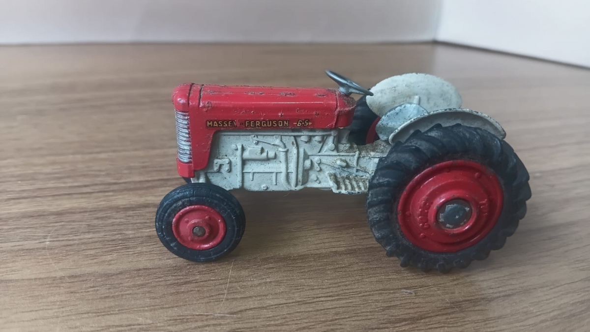 Lote composto por antigo Trator Massey Ferguson fabricada pela Corgi Toys na Inglaterra.Se necessário solicitar mais fotos, vídeos ou perguntas para análise . Lembre-se de questionar sobre todas as dúvidas até o dia ...