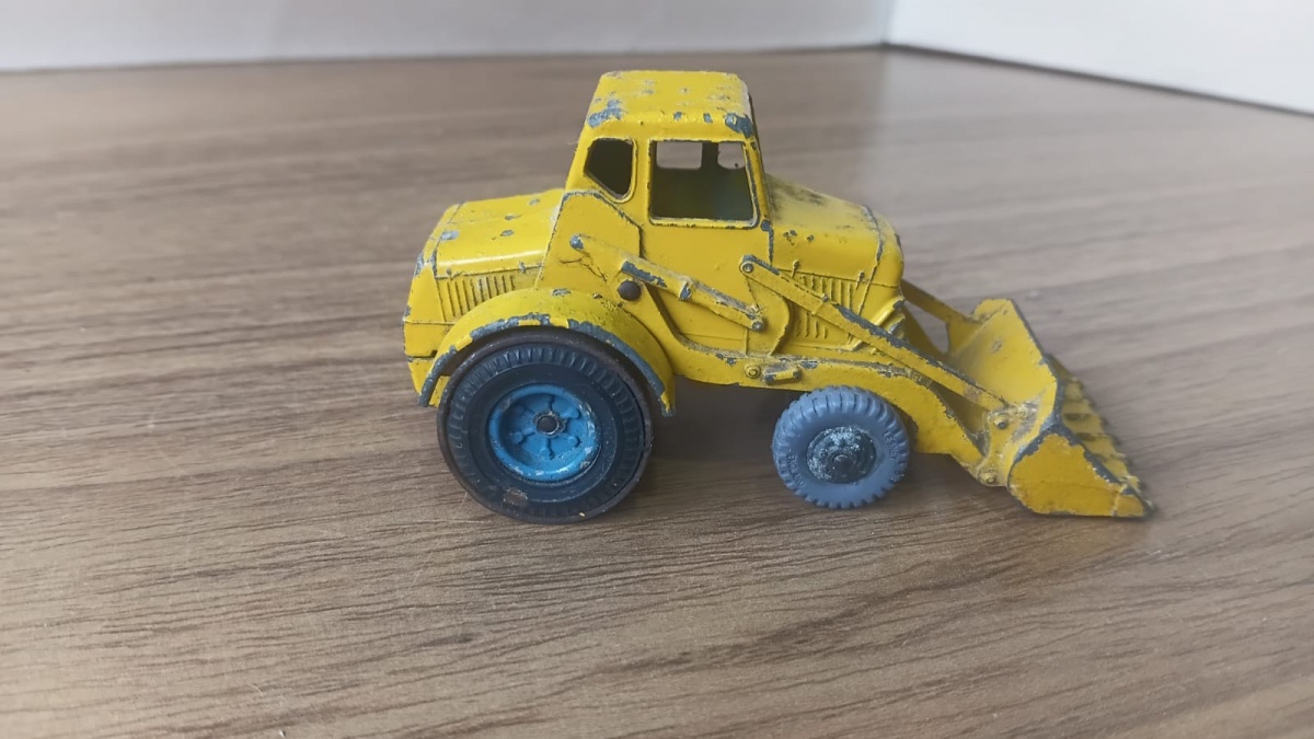 Lote composto por antigo Trator Weatherril Hidráulico fabricada pela Matchbox na Inglaterra.Se necessário solicitar mais fotos, vídeos ou perguntas para análise . Lembre-se de questionar sobre todas as dúvidas até o dia ...