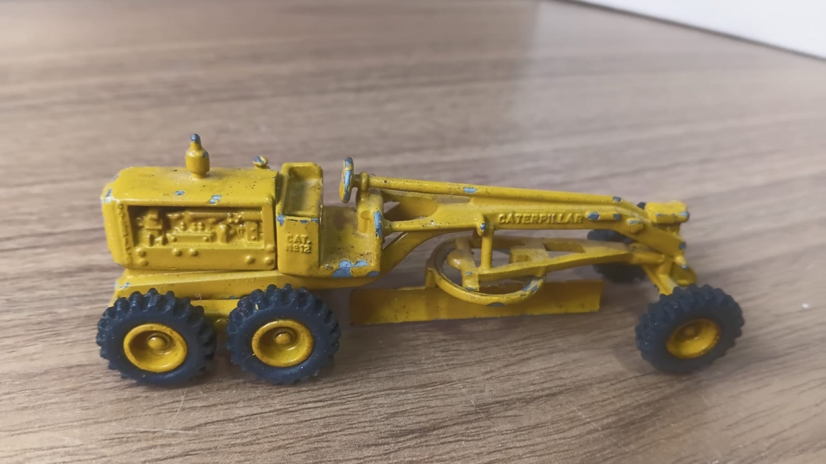 Lote composto por antigo Trator Caterpillar fabricado pela Natale no Brasil na década de 80 .Se necessário solicitar mais fotos, vídeos ou perguntas para análise . Lembre-se de questionar sobre todas as dúvidas até o ...
