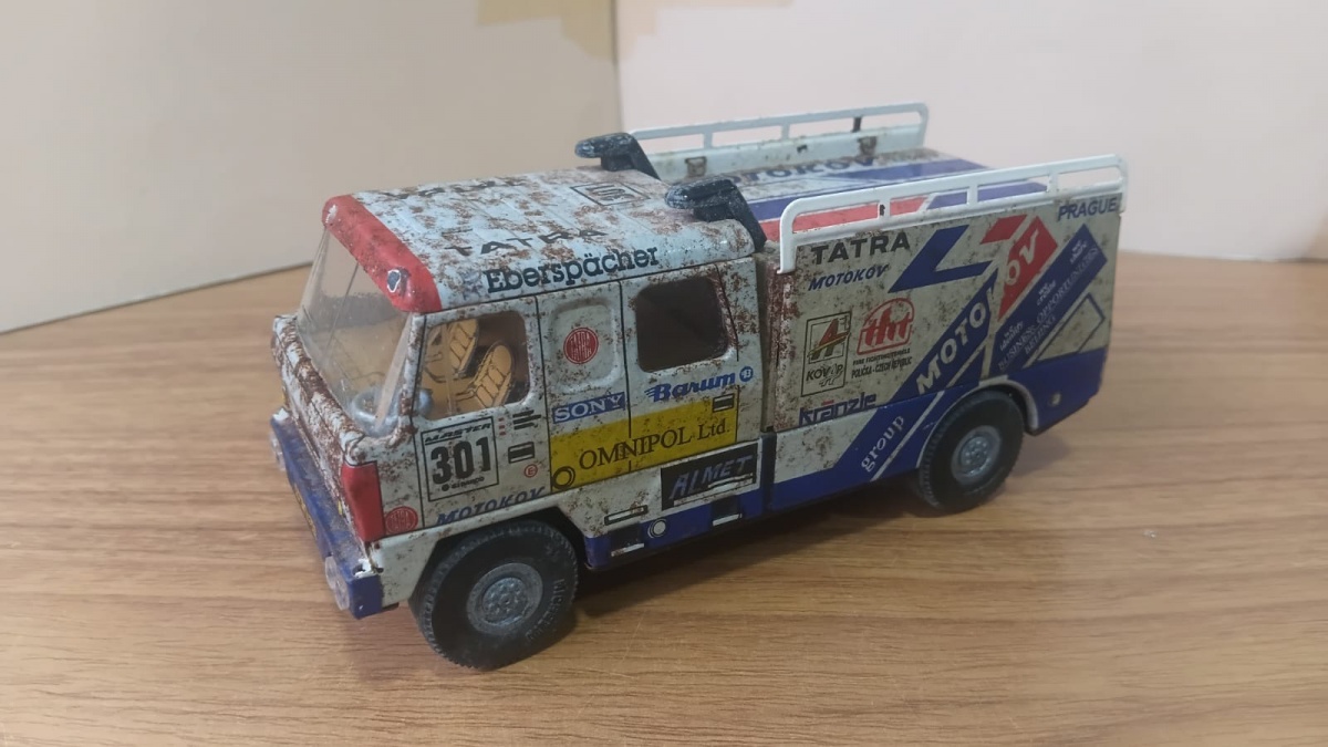 Lote composto por antigo caminhão de lata, litografado,colecionável, modelo "Tatra 815 LKW Rallye" na escala de 1/43!!Se necessário solicitar mais fotos, vídeos ou perguntas para análise . Lembre-se de ...