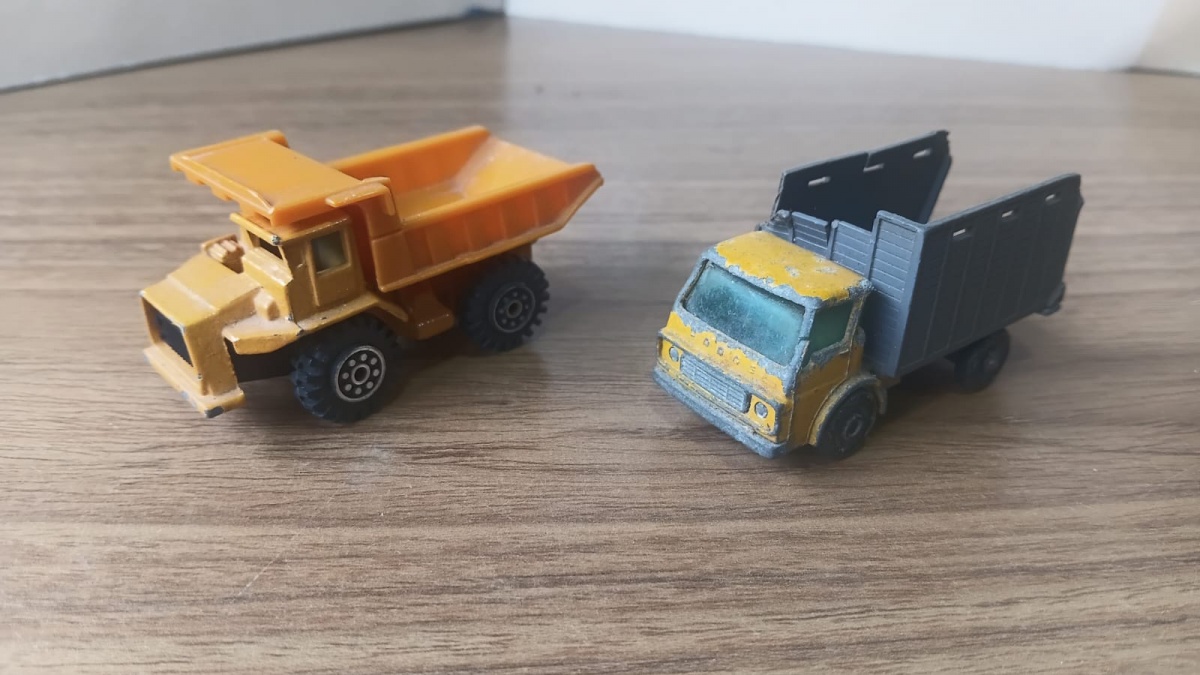 Lote composto por 2 antigos caminhões antigos e colecionáveis em die cast em escala 1/64 vendidos no estado!!Se necessário solicitar mais fotos, vídeos ou perguntas para análise . Lembre-se de questionar sobre todas as ...