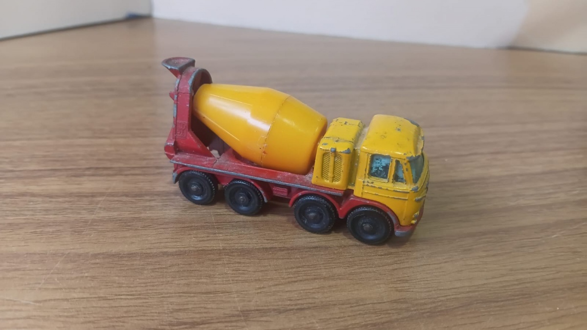 Lote composto por antigo e colecionável caminhão Betoneira Foden em die cast em escala 1/64, fabricado pela Matchbox !!Se necessário solicitar mais fotos, vídeos ou perguntas para análise . Lembre-se de questionar sobre ...