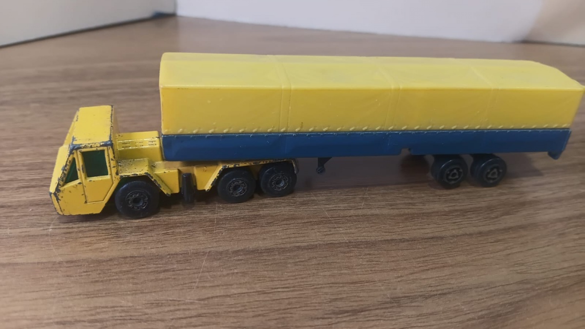 Lote composto por antigo e colecionável caminhão Matcbox e carreta Majorete em die cast em escala 1/64 !!Se necessário solicitar mais fotos, vídeos ou perguntas para análise . Lembre-se de questionar sobre todas as ...